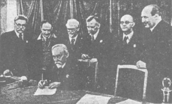 акад. Д.Прянишников, академики Е.Ярославский, А.Фрумкин и Б.Келлер, проф. А.Тимирязев, член-корр. П.Александров и проф. А.Кронфельд