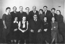 Психиатрический кружок с акад. Е.А.Поповым (в центре), слева от него Е.Юферева. А.К. – третий справа во втором ряду