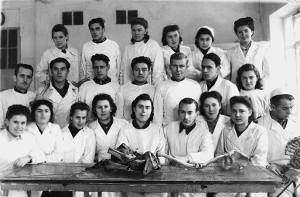 Первый курс 1-ого Московского медицинского института (1946), второй слева в среднем ряду – А.К.